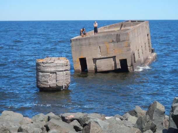 Swimming to some ruins at Canal Park