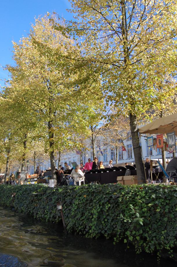 The golden leaves at the Bruges market